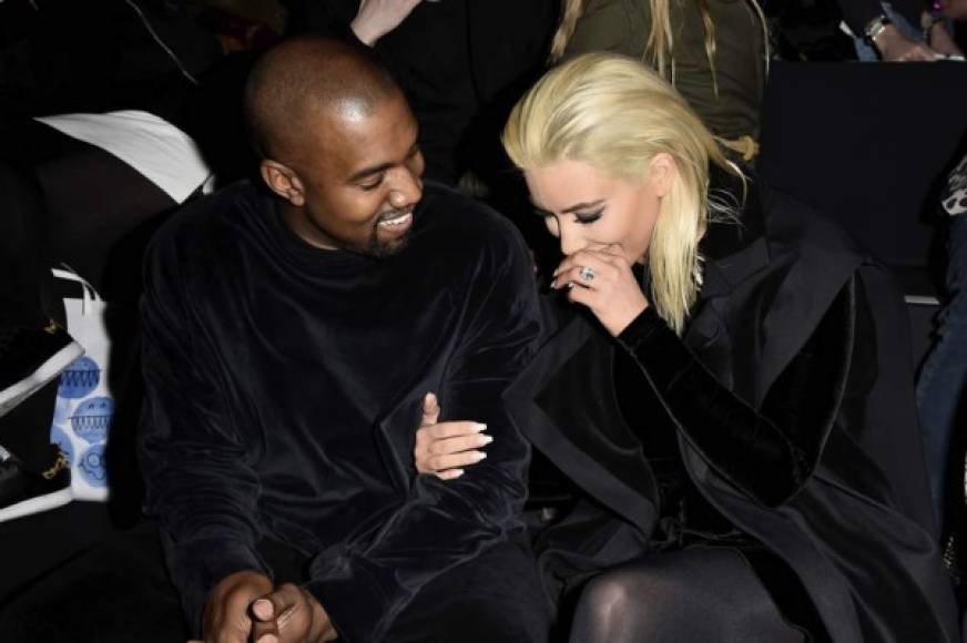 Kim junto a Kanye West en la Semana de la Moda en París.