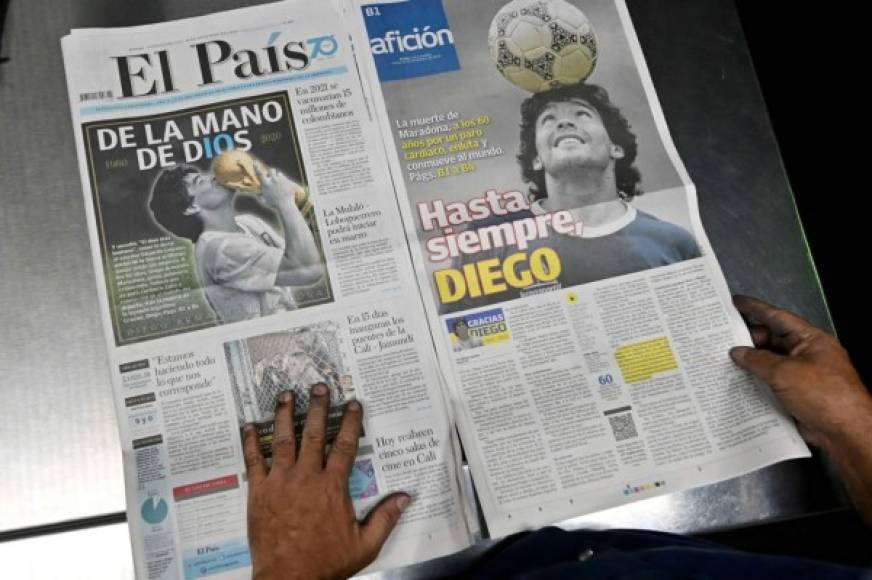 En Colombia los diarios también salieron en sus portadas con Maradona.