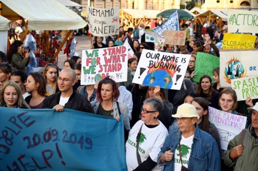 La gente apoyó las manifestaciones en Zagreb, Croacia.