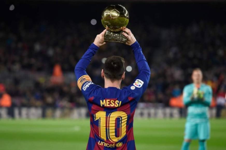 Messi ofreció al Camp Nou su sexto Balón de Oro que conquistó esta semana.