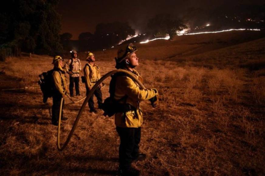El capitán Richard Cordova, de Cal Fire, dijo al periódico Los Angeles Times que se cree que la mayoría de los incendios más grandes, incluidos varios en Monterey, el Valle Central y el norte de California, fueron causados por rayos, que pueden incendiar pastos secos y matorrales.