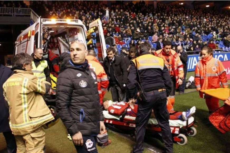 Fernando Torres fue trasladado al hospital en ambulancia.