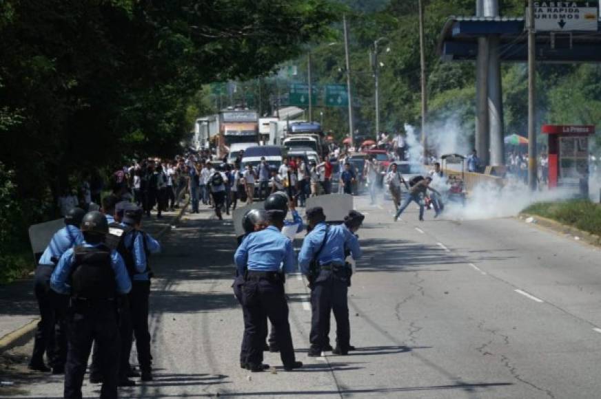 Los estudiantes respondieron con piedras y palos a los Policías.