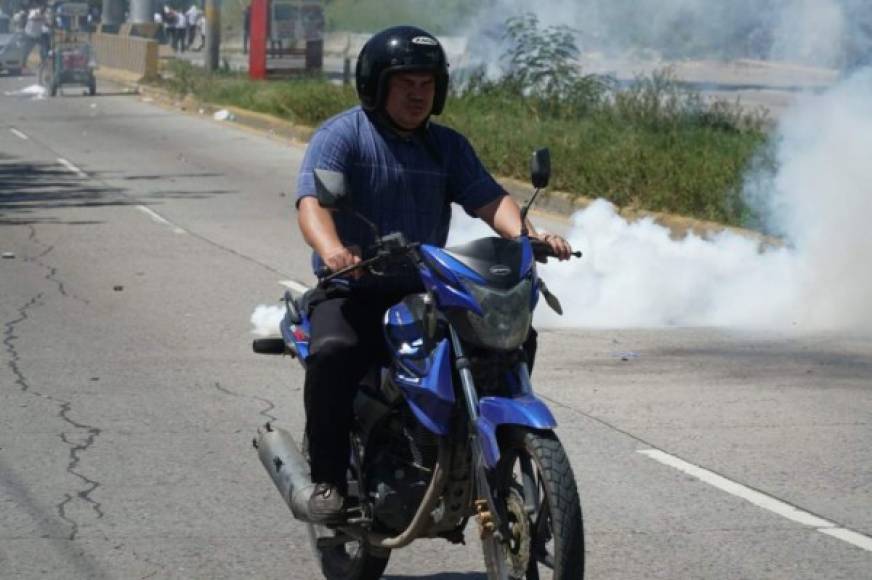 Las fuerzas del orden utilizaron gases lacrimógenos para disolver la manifestación.