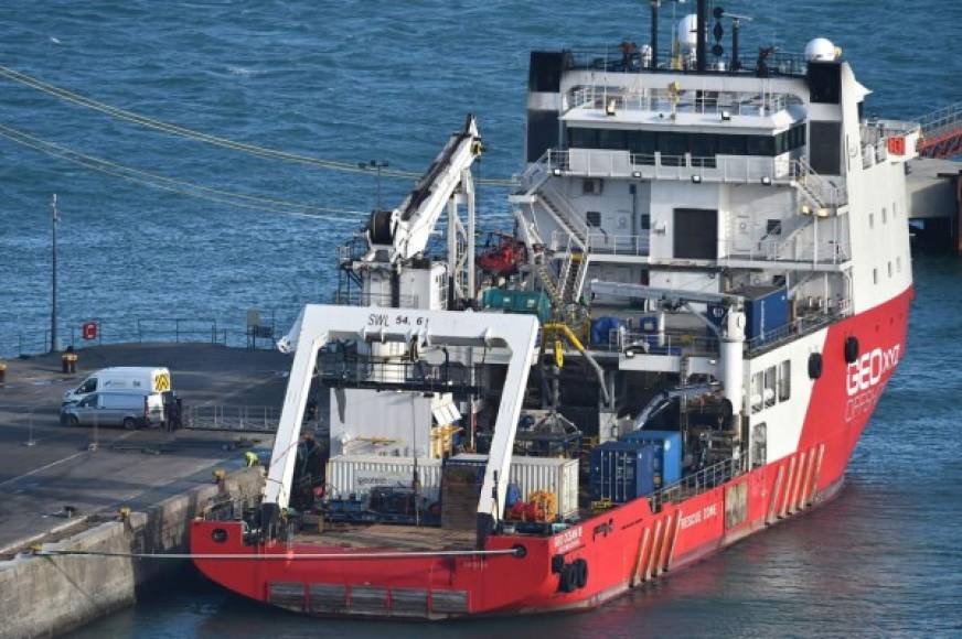 En las imágenes se observa cómo los forenses trasladan el cuerpo desde el barco Geo Ocean III en el puerto de Weymouth, en el suroeste de Inglaterra. Foto AFP