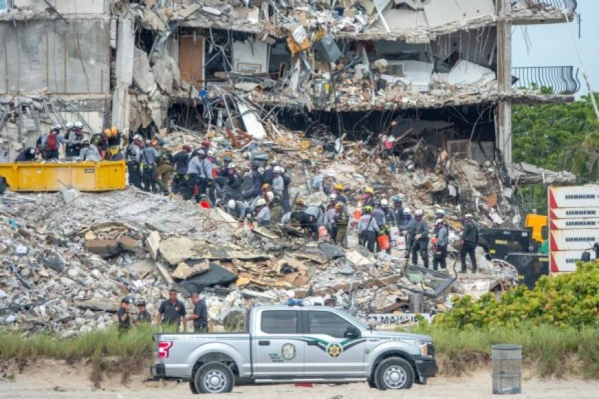 Desafiando las altas temperaturas y humedad, socorristas de Florida, apoyados por equipos de Israel y México, revisaban los restos de los 55 apartamentos reducidos a escombros.