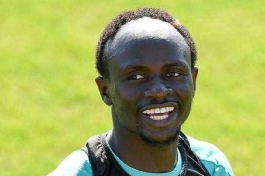 Sadio Mané: El delantero del Liverpool apareció con cabello en su cabeza, anteriormente estaba calvo.