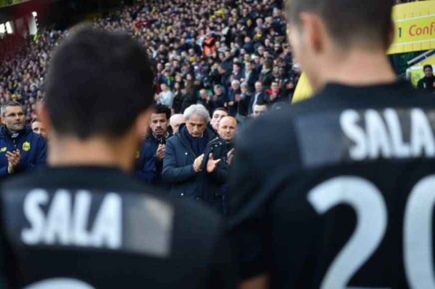 Antes del inicio del partido, la plantilla del Nantes se reunió y ofrecieron un minuto de silencio en honor a Emiliano Sala.