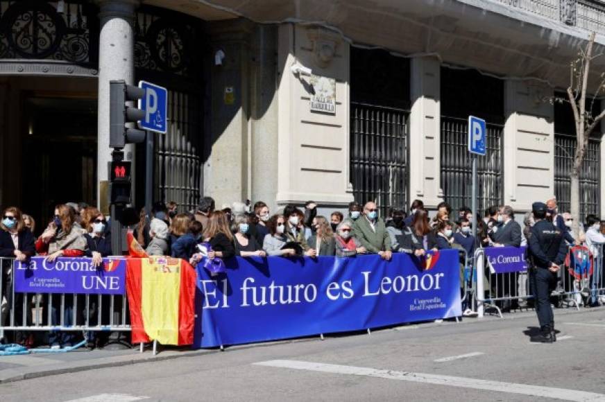 Varias personas esperaron con ansias la llegada de la princesa Leonor. 'El futuro es Leonor', decía una de las pancartas de los ciudadanos.