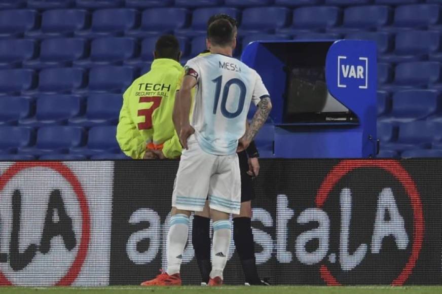 Pero el VAR entró en acción y el árbitro fue avisado para revisar la jugada completa del gol de Messi, quien se acercó a ver la pantalla.