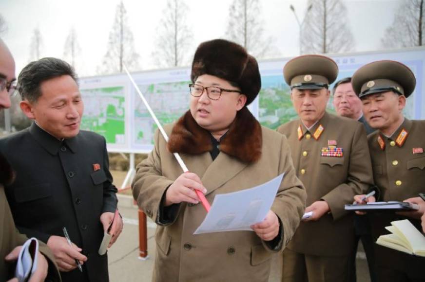 Un militar sin experiencia: Kim Jong-un fue condecorado con cuatro estrellas por el Ejército norcoreano, pese a no tener ningún tipo de experiencia o formación militar. Es el comandante en jefe del Ejército Popular Norcoreano, el segundo más grande del mundo.