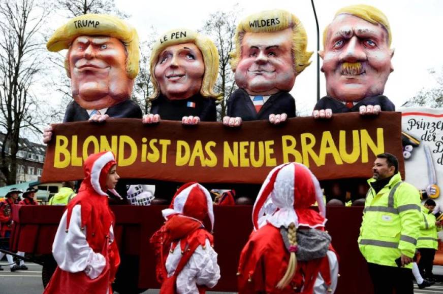 Una carroza que representa a Trump, la candidata a la Presidencia de Francia, Marine Le Pen, el ultraderechista neerlandés Geert Wilders, y el dictador alemán, Adolf Hitler, desfilódurante la celebración del carnaval en Düsseldorf, Alemania.
