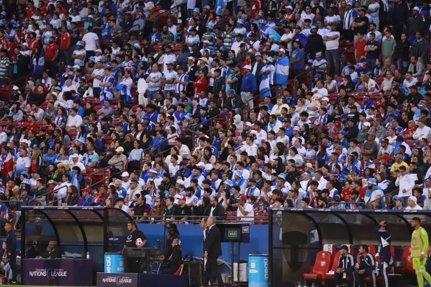 La afición hondureña respondió al llamado y abarrotó el Toyota Stadium de Dallas, Texas, apoyando a la Selección de Honduras.