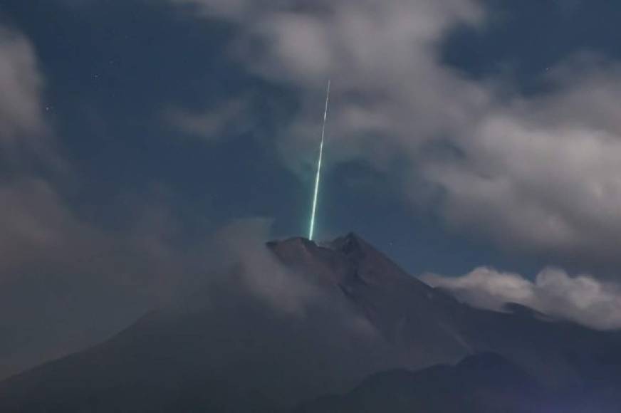 'De repente hubo un rayo de luz brillante como si cayera desde arriba sobre la cima del volcán Merapi. Fue súper brillante y rápido', contó Song a medios locales e internacionales.
