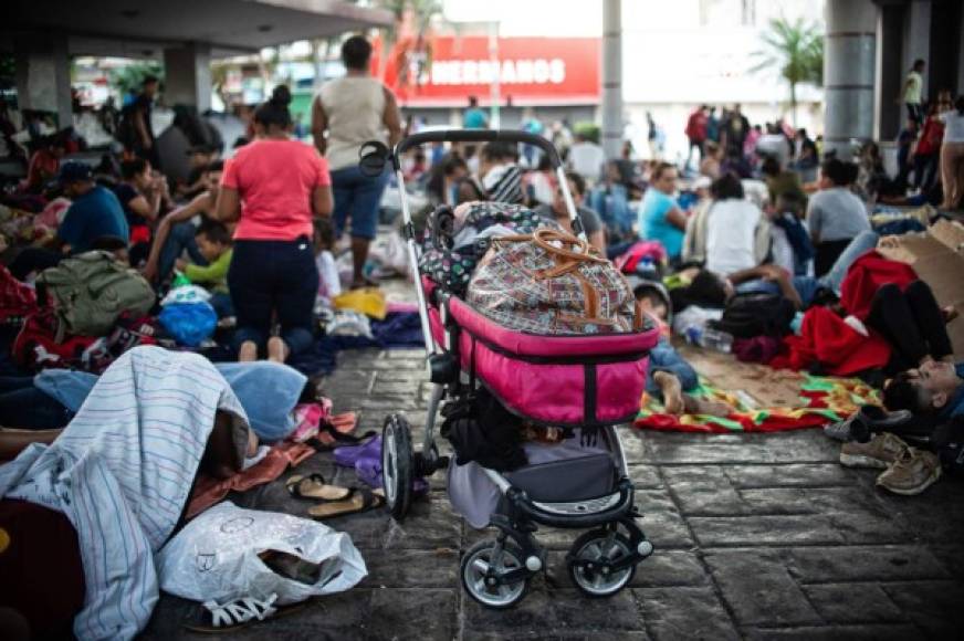 Familias enteras salieron desde San Pedro Sula, Honduras, la madrugada del jueves. Muchos se fueron equipados con comodidades para sus hijos como coches y pañales, entre otras cosas.