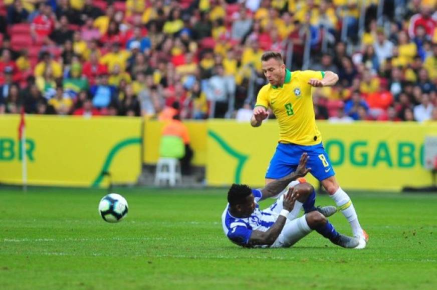 La dura falta de Romell Quioto sobre Arthur Melo. El hondureño le entró con un planchazo a la rodilla del brasileño.