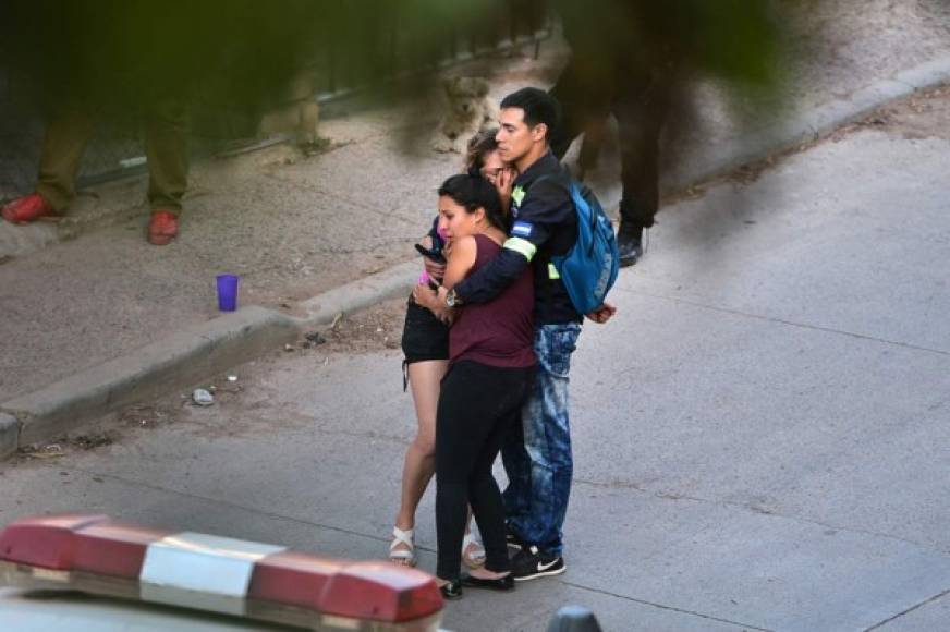 Este miércoles fueron asesinados el conductor de un rapidito y su ayudante en el sector de Los Pinos, en Tegucigalpa. Los familiares de las víctimas llegaron al lugar y las cámaras captaron las dramáticas escenas. Fotos: AFP y LA PRENSA