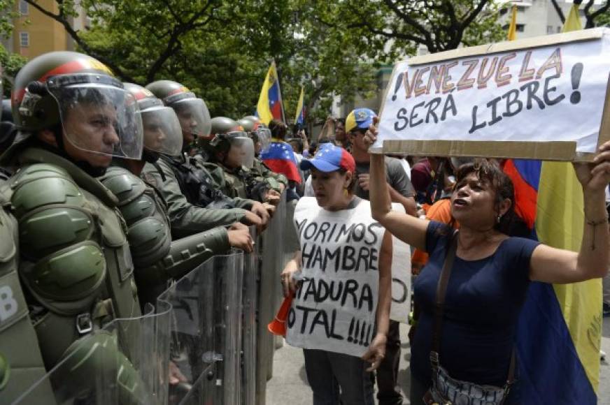 Pese a la represión policial los venezolanos se han mantenido firmes en las calles.