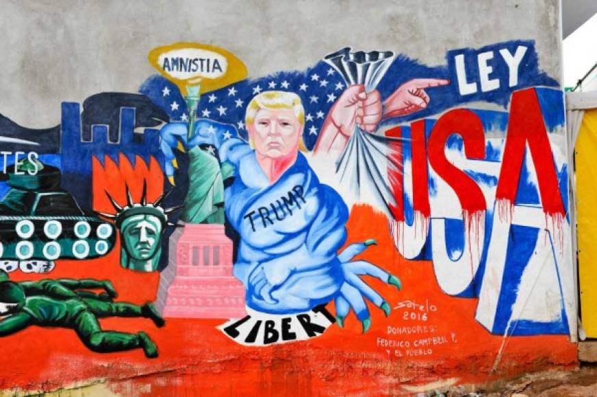 MÉXICO. Inmigrantes no criminales. El artista Luis Sotelo dibujó a Donald Trump decapitando la Estatua de la Libertad en un mural.