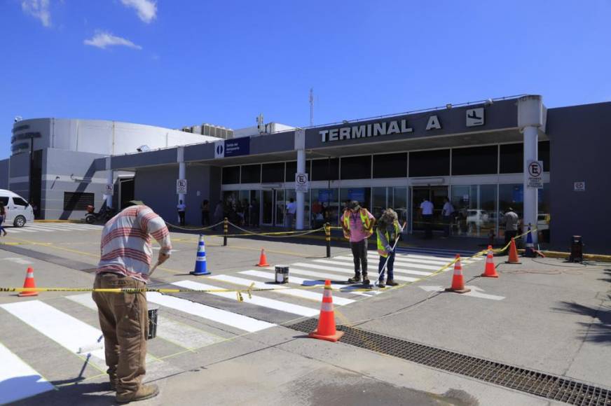 Ehisa, empresa gubernamental a cargo de los aeropuertos internacionales hacen pequeños trabajos como la reparación de las puertas automáticas o señalizar con pintura el estacionamiento.
