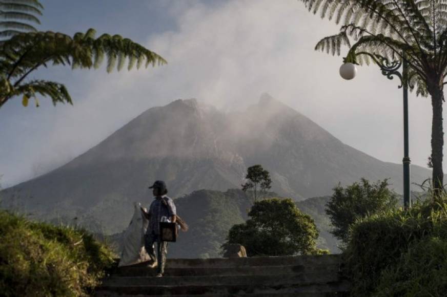 Este 31 de mayo de 2021, imágenes de la AFP muestran al volcán Merapi arrojar cenizas.