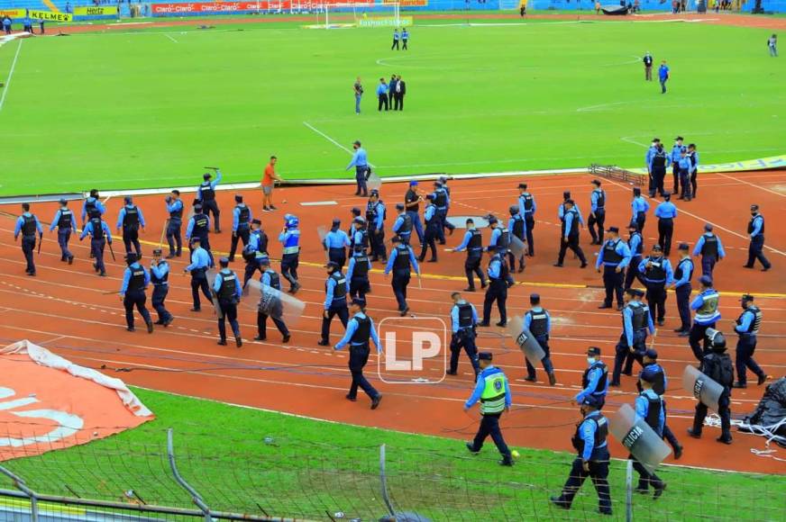 La Policía Nacional finalmente puso orden adentro del estadio Olímpico.