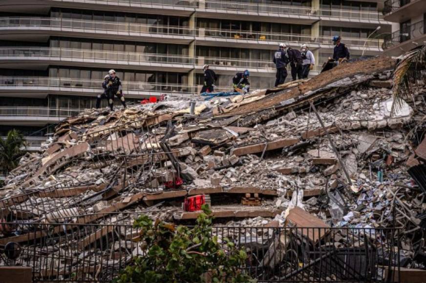 Los equipos de rescate continúan este domingo la búsqueda entre los escombros de un edificio residencial en Miami Beach cuatro días después de su espectacular derrumbe, que dejó cinco muertos y al menos 157 desaparecidos, entre estos decenas de latinos.