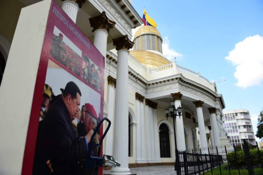 El nuevo presidente de la Asamblea Nacional, Henry Ramos Allup, ordenó sacar de la sede del Legislativo paneles, afiches y fotos de Chávez (presidente entre 1999 y 2013), así como algunas pinturas de Bolívar (1783-1830).