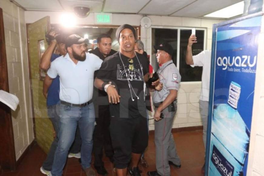 El crack brasileño saliendo del hotel donde estará hospedado camino a dar una conferencia de prensa.