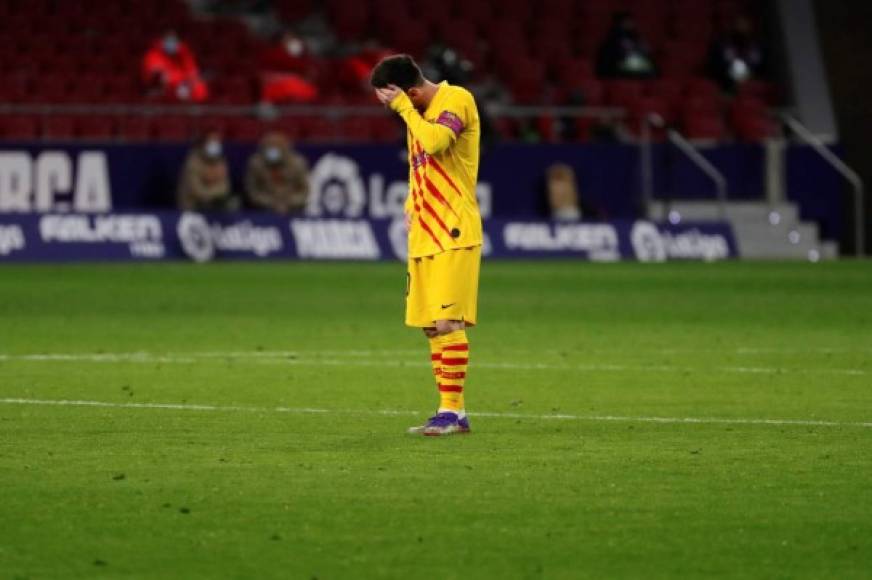 Atletico Madrid's Uruguayan forward Luis Suarez (L) celebrates after scoring a goal during the Spanish league football match Cadiz CF against Club Atletico de Madrid at the Ramon de Carranza stadium in Cadiz on January 31, 2021. (Photo by CRISTINA QUICLER / AFP)