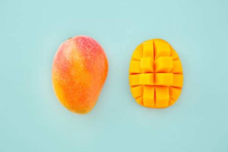 9. El aumento de peso. Pueden ser beneficiosos para las personas que quieren aumentar de peso. Cada 100 gramos de mango contiene aproximadamente 75 calorías. Además, los mangos crudos contienen almidón, que se convierte en azúcar como la fruta madura.
