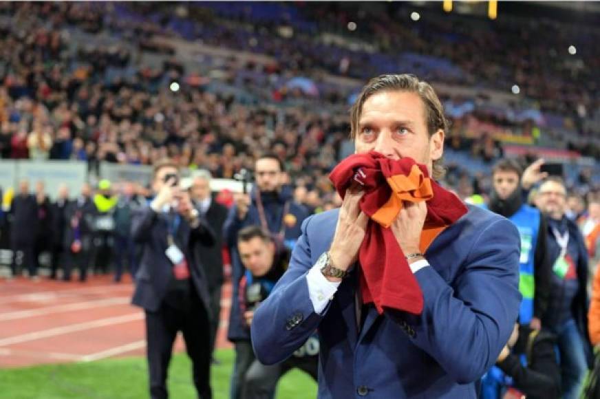 Totti, emocionado por el homenaje de los aficionados romanos en el estadio Olímpico de Roma.