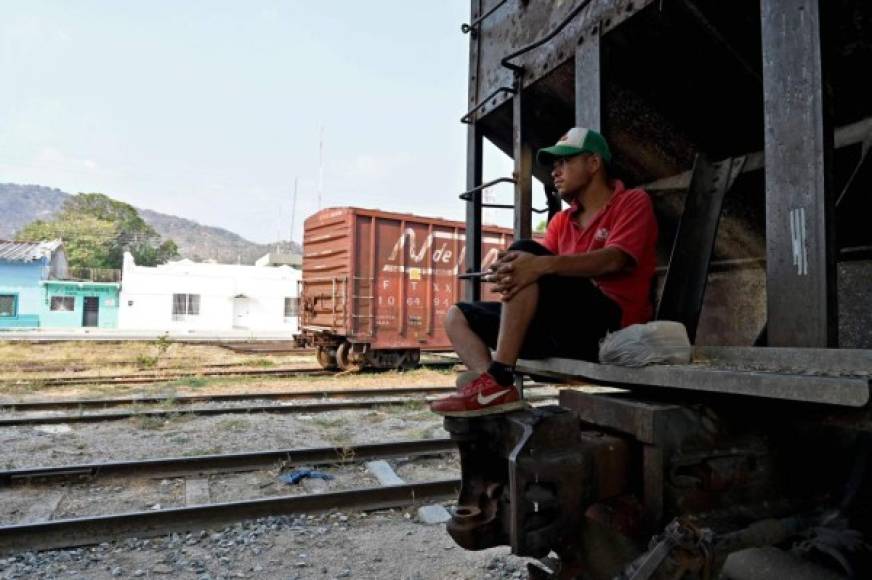 Los migrantes que partieron de Chiapas en el tren llegaron ayer a Oaxaca, donde tuvieron que buscar albergue luego de que La Bestia suspendiera temporalmente su ruta hacia Veracruz, donde el Gobierno desplegó la Guardia Nacional.