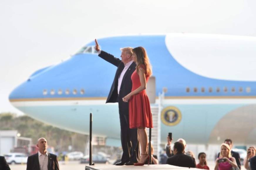 La pareja presidencial en Meolbourne, Florida.