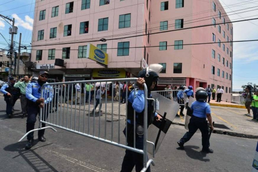Agentes de la Policía desalojaron a seguidores de Romero que provocaron caos afuera de Radio Globo. AFP