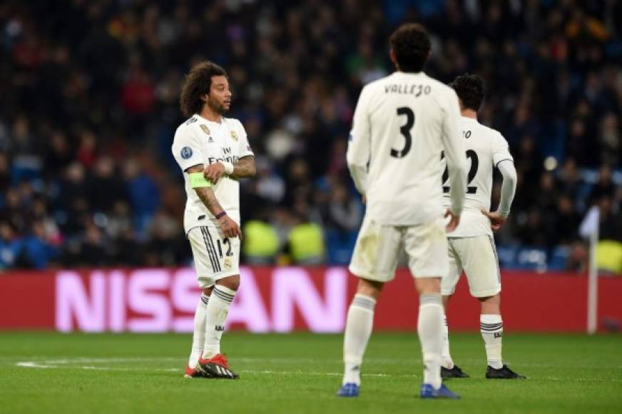 Una de las imágenes polémicas del partido. Marcelo salió de cambio tras el 0-3 e intentó darle el brazalete de capitán a Isco, pero el jugador español lo rechazó.