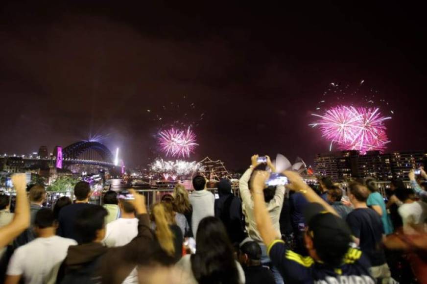Pese a la oposición al tradicional espectáculo miles de personas acudieron a festejar el inicio del 2020 en Sídney.