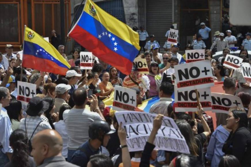 Las protestas de este miércoles forman parte de la presión que ejerce la oposición sobre Maduro para instarle a apartarse del poder.