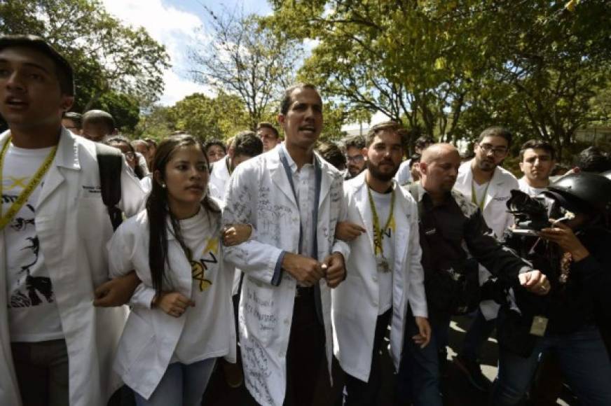 En Caracas, Guaidó lideró la manifestación concentrada en las cercanías del Hospital J.M. De los Ríos coreando consignas contra Maduro y denunciando la 'crisis humanitaria' que padece el país.