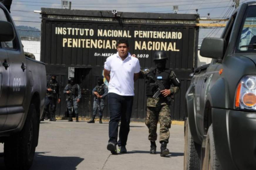 También en las cárceles realizaron operaciones de control en búsqueda de armas.