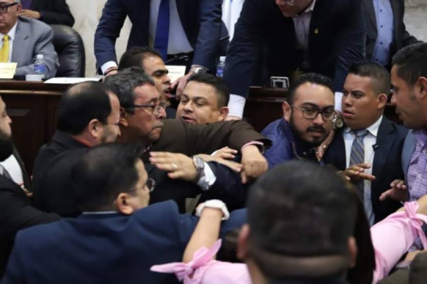 Al calor de la discusión, Tomás Zambrano (partido Nacional) le dijo al congresista Sergio Castellanos (Libre) 'parecés una niña llorando', por lo que Jari Dixon (Libre) le arrebató el dictamen al secretario del Parlamento.