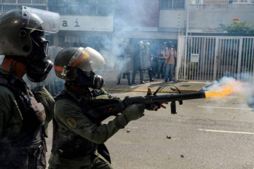 Según el Gobierno, ocho militares fueron heridos, dos de ellos de gravedad por objetos usados supuestamente por manifestantes violentos, mientras que 24 funcionarios de la Policía Nacional Bolivariana (PNB) sufrieron lesiones, algunos por impacto de bala y otros 'con armas de fuego de perdigones de la oposición y piedras'.