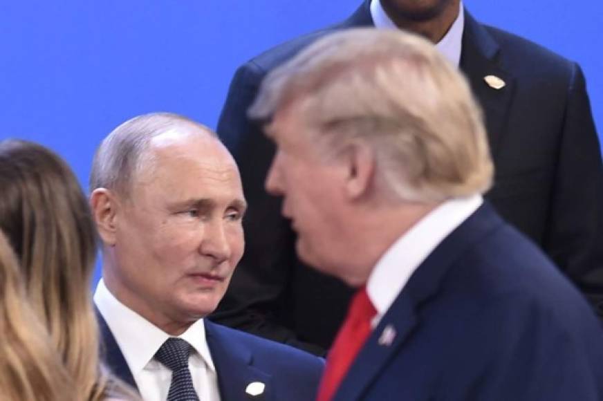 Las fotos muestran a Vladimir Putin evitar con el rostro la presencia del presidente Trump.