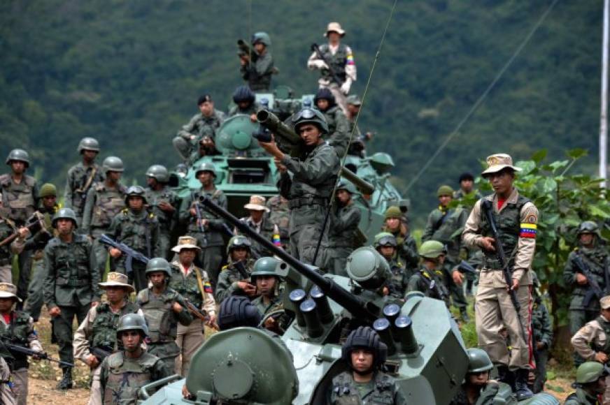 El presidente venezolano, Nicolás Maduro, ordenó a la Fuerza Armada movilizarse para realizar maniobras militares enmarcadas en el 'plan de defensa integral armada de la patria', luego de su homólogo de EUA, Donald Trump, asegurara que su Gobierno no descarta la 'opción militar' en el país caribeño.