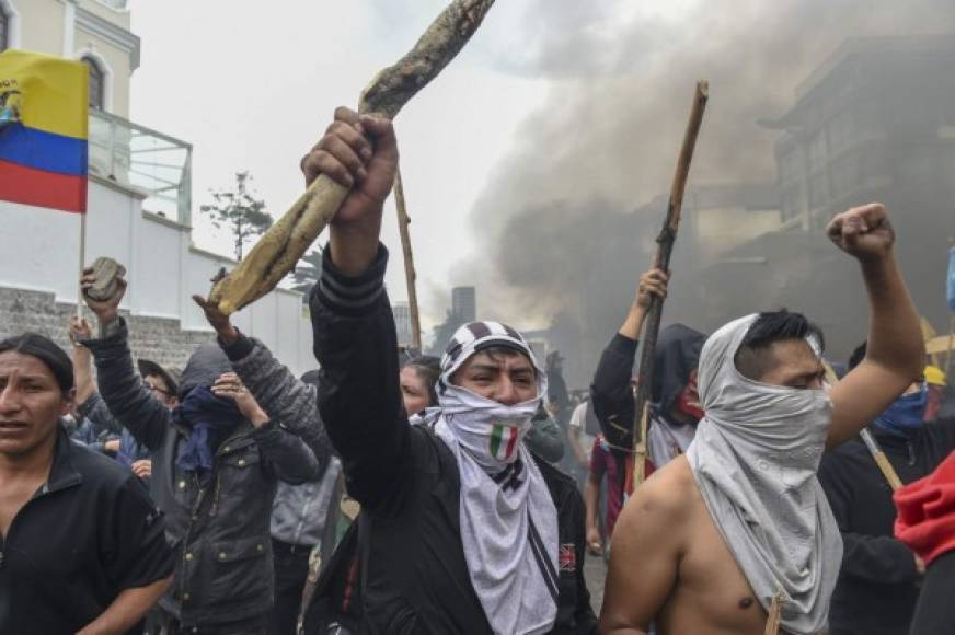 A primeras horas de hoy, manifestantes cortaron una parte de la avenida 10 de agosto, centro de concentración para el inicio de la marcha con destino al centro histórico, donde se encuentra el palacio presidencial de Carondelet.