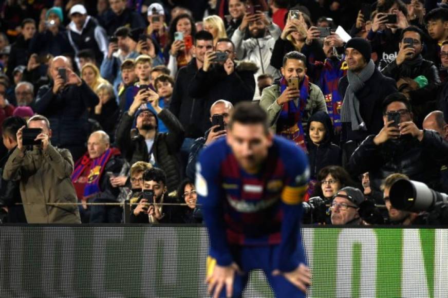 Todos querían una foto de Messi en el Camp Nou. Es lo que genera el crack argentino en el Barcelona.
