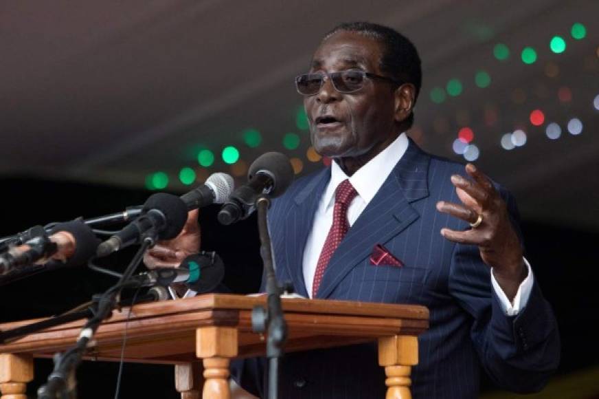 12. La caída de Mugabe, el dictador de Zimbabue<br/><br/>Zimbabue celebró con bailes y banderas la dimisión del dictador que gobernó el empobrecido país africano con puño de hierro durante 37 años, Robert Mugabe.<br/>Fueron las ambiciones de la primera dama, Grace Mugabe, de convertirse en su sucesora en el poder, las que desencadenaron la acción militar y la caída de su esposo al forzar la destitución del vicepresidente Emmerson Mnangagwa, un veterano de guerra con fuertes lazos con las Fuerzas Armadas que, irónicamente, acabó reemplazando a Mugabe al frente de su partido y del país.