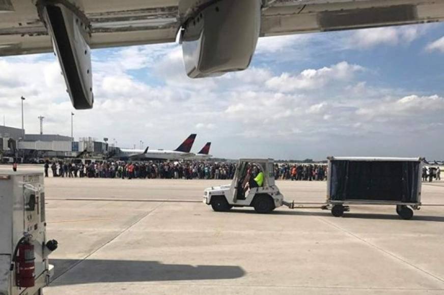 Cientos de personas esperaban en las pistas tras bajarse de los aviones sin poder ingresar en el edificio de la terminal.