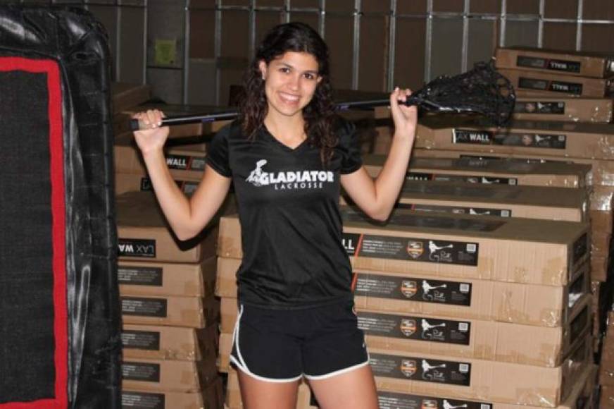6. Rachel Zietz. Esta joven emprendedora de 16 años lanzó al mercado su propia marca de equipo para Lacrosse hace cuatro años, Gladiator Lacrosse. Ganó su primer millón de dólares a los 15 años y este 2016 va a cerrar la facturación con dos millones de dólares en ventas.