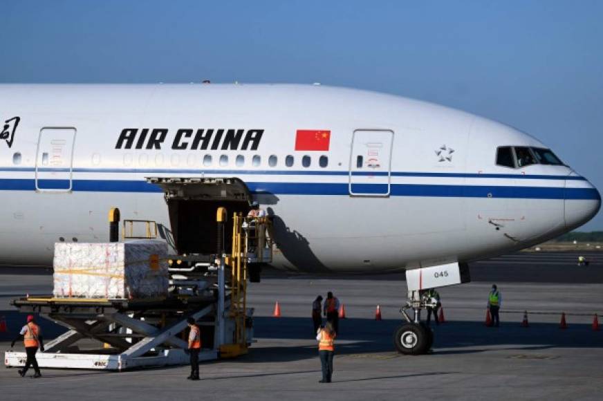 El cargamento, con dosis de la vacuna china CoronaVac y trasladado por la aerolínea Air China, fue recibido en el aeropuerto internacional Óscar Arnulfo Romero por el ministro de Salud, Francisco Alabí, en compañía de la embajadora de China en El Salvador, Ou Jianhong.